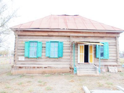 Дом, в котором в июле 1920 г. проходил I общекалмыцкий съезд Советов