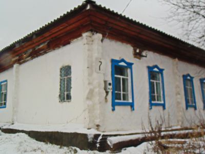 Деревянный жилой дом начала XX века с прорезной и глухой резьбой