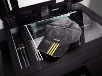 бейсболка с полосами с розовым хлястиком