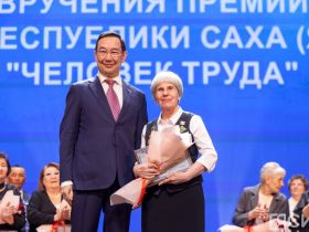 Айсен Николаев наградил 50 якутян премией «Человек труда»