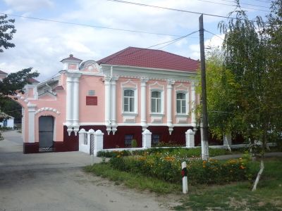 Здание, где в 1916 году был расквартирован полевой Красный госпиталь