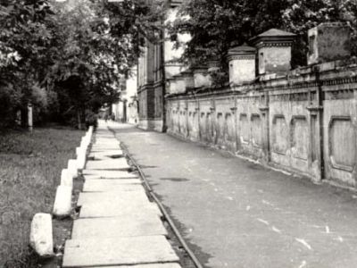 Элементы благоустройства (гранитные плиты тротуаров, столбики)