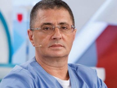 Врач Александр Мясников рассказал, что делать при первых признаках "омикрона"