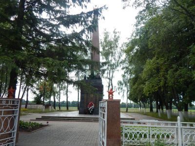 Памятник героям-артиллеристам, погибшим в битве на северном фасе Курской дуги в 1943 г.