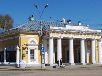 Ограда здания гауптвахты, тумбы с фонарями