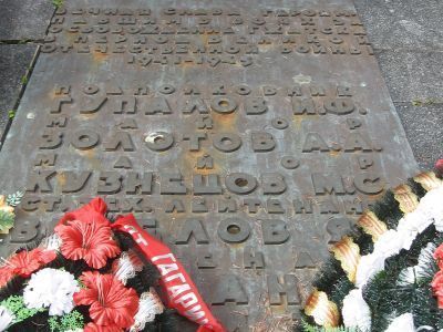 Братская могила 60 воинов Советской Армии, погибших в 1941-1943 гг. в боях с немецко-фашистскими захватчиками. Установлена скульптура