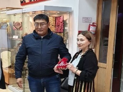 В дар музею Поронайска на Сахалине передали землю с родного алааса якутского мецената