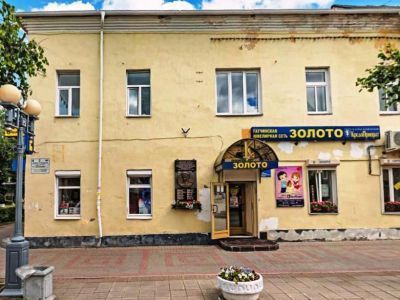 Здание, где в сентябре 1941 г. за Гатчину сражался отряд ополченцев под командованием Андрея Григорина, именем которого названа одна из улиц города. На доме установлена памятная доска