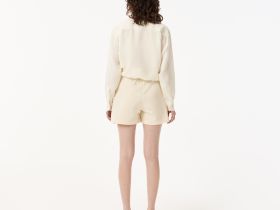 Женские короткие однотонные шорты Lacoste