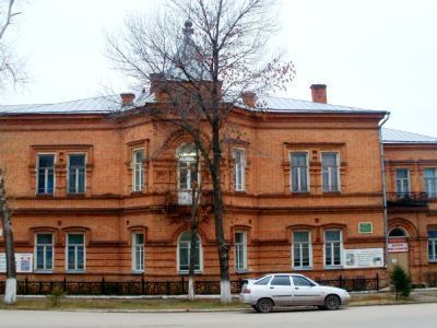 Здание, в котором в мае-ноябре 1917 г. помещался Карсунский Совет рабочих, крестьянских и солдатских депутатов. В этом здании 3/ 16 /ноября 1917 г. расширенное заседание исполкома Совета приняло постановление о переходе власти в Карсуне и уезде в руки Сов