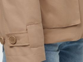 Ветровка на пуговицах с капюшоном