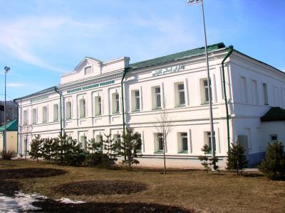 Здание медресе «Марджания», где в 1871 - 1885 гг. работал татарский учёный-историк и просветитель Марджани Шихабетдин и где учились в 1890 - 1893 гг. революционер-большевик Хусаин Ямашев, в 1905 - 1910 гг. артист Айдаров Ситдик Ханафиевич, в 1910 - 1914 г