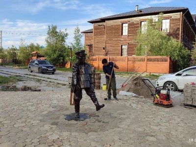 Фотофакт: в Старом городе Якутска появился памятник укладчику чурочной мостовой