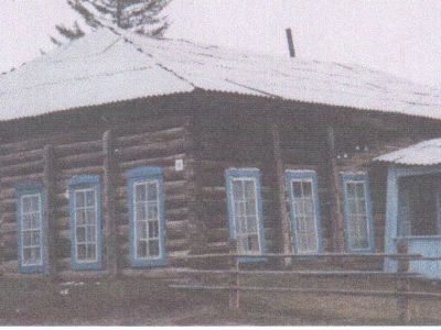 Здание интерната, в котором находились и оборонялись абагинские пионеры, отбившие нападение белобандитов в 1927 г.