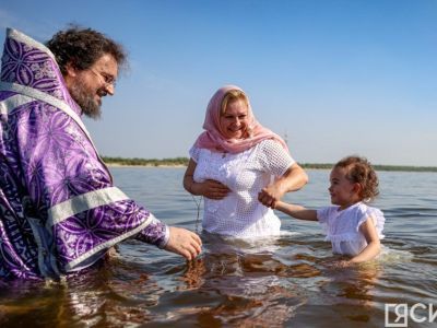 В Якутске более 30 человек приняли крещение на реке Лене