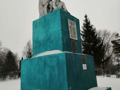 Братская могила воинов Советской Армии, погибших в период Великой Отечественной войны. Захоронено 65 человек, установлено фамилий на 19 человек. Скульптурная группа установлена в 1960 году