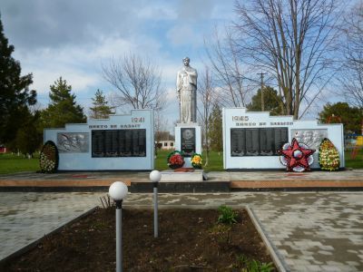 Братская могила воинов, погибших в годы гражданской и Великой Отечественной войн