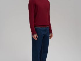 Легкий базовый джемпер полуприлегающего кроя