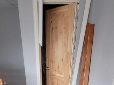 Вандалы сломали дверь в теплой остановке Якутска