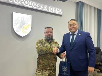 Председатель Якутской городской Думы Альберт Семенов встретился с депутатом — участником СВО