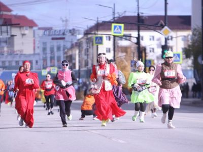 Фоторепортаж: как прошел «Забег Олонхо» в Якутске /    