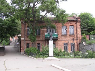 Дом жилой. Здесь в 1927-1930 гг.  жил исследователь Дальнего Востока Арсеньев Владимир Клавдиевич