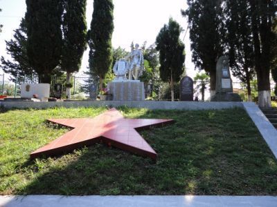 Братская могила советских воинов, погибших в боях с фашистскими захватчиками