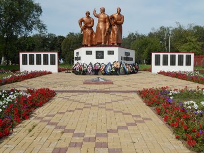Памятник воинам, погибшим в Великой Отечественной войне 1941-1945 гг. Фигура солдата с автоматом высотой 5 м. мемориальные плиты с именами погибших. Сооружен их железобетона