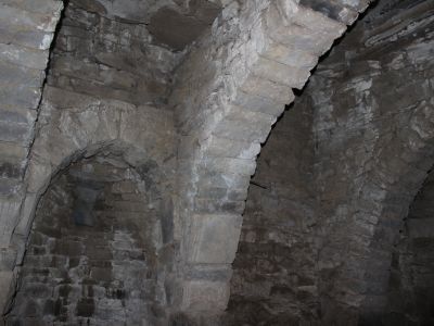 Подземное культовое помещение, обиталище святой