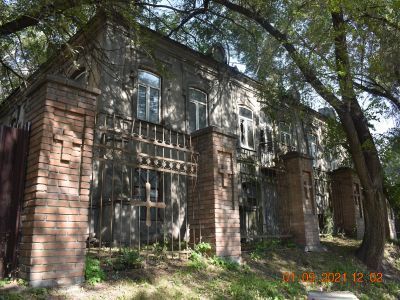 Каменное двухэтажное здание, построенное до 1830 года, бывший окружной суд, затем А.О. "Копикуз", ныне сельхозтехникум