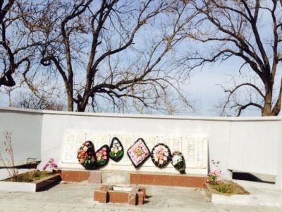 Братская могила советских воинов, погибших в боях с фашистскими захватчиками