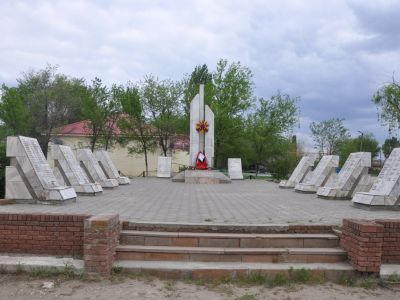 Братская могила советских воинов, погибших в период Сталинградской битвы