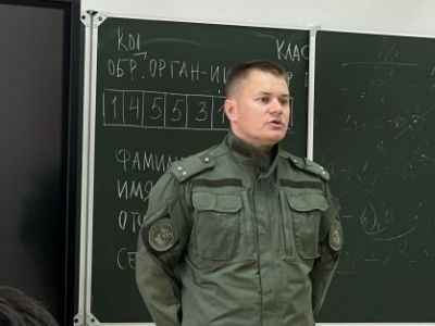 Сотрудники следственного управления встретились с учениками среднего и старшего звена городской школы и рассказали о своей работе