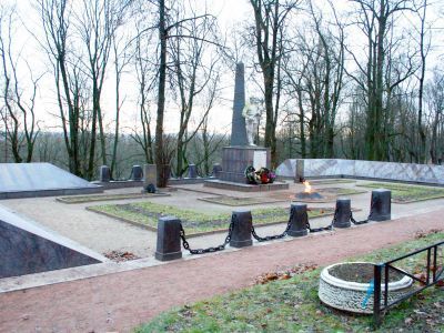 Братская воинская могила периода Великой Отечественной войны. Здесь же захоронены Герои Советского Союза Типанов Александр Федорович (1924 - 1944 гг.) и Федоров Тимофей Васильевич (1915 - 1944 гг.)