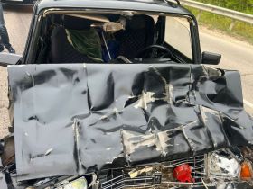 В Ленском районе большегруз сбросил емкости на встречную полосу, пострадали два человека