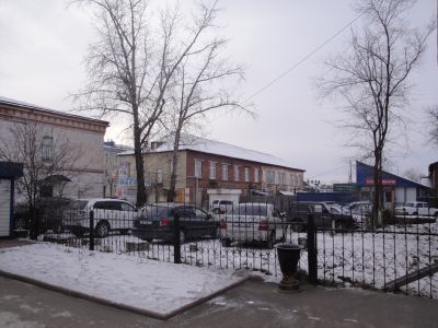 Деревянный жилой дом конца XIX века с глухой и пропильной резьбой карнизов, наличников и воротами с оригинальным декором "солнышко"