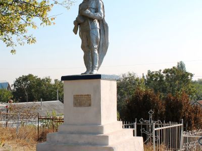 Братская могила советских воинов