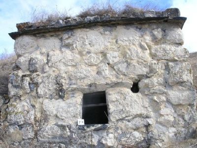 Склеп полуподземный с гладкой фасадной стеной 36