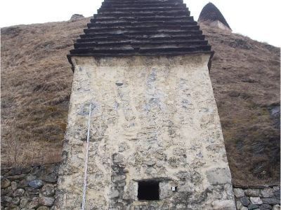 Наземный башенный склеп с пирамидальной ступенчатой кровлей 1