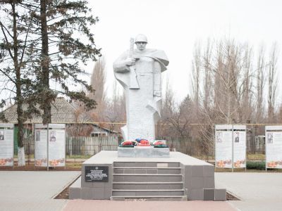 Братская могила советских воинов, погибших в период Сталинградской битвы