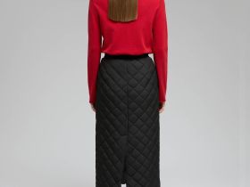 Утепленная стеганая юбка миди