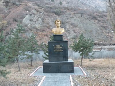 Памятник М.Гаджиеву