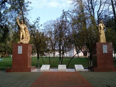 Братская могила советских воинов. Установлена скульптура