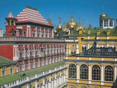 Теремной дворец с Верхоспасским собором. Первый и второй ярусы дворца - части Дворца Василия III, сооружены на белокаменном подклете 1395 г. Золотая Царицына палата. Третий, четвертый и пятый ярусы - дворец Михаила Федоровича и церковь Спаса за золотою ре