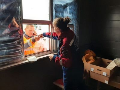 Волонтеры помогают в работе паромной переправы в Крыму