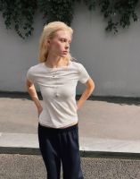 Молочная свободная футболка с лиоцеллом Глория Джинс
