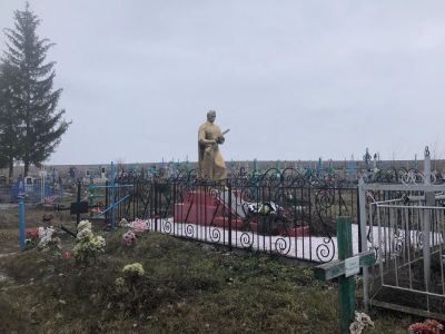 Братская могила воинов Советской Армии, погибших в период Великой Отечественной войны. Захоронено 62 человека, установлено фамилий на 49 человек. Скульптура установлена в 1962 году
