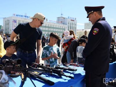 «Один день с полицией»: в Якутске развернули выставку вооружения и спецтехники