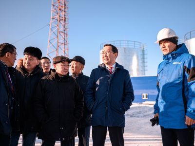 Айсен Николаев проинспектировал социальные и производственные объекты Момского улуса