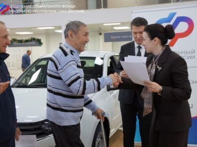 Соцфонд по Якутии вручил ключи от новых автомобилей пострадавшим на производстве якутянам